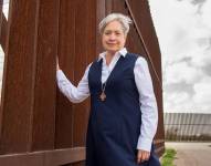 La hermana Norma Pimentel, miembro de las Misioneras de Jesús, aparece en la foto junto a un muro fronterizo a finales de febrero de 2028. Es la directora ejecutiva de Caridades Católicas del Valle del Río Grande en la Diócesis de Brownsville, Texas.