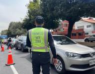 Control de tránsito vehicular en Quito.