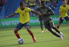 Wilmar Barrios (Colombia) y Moisés Caicedo (Ecuador) disputan el balón por el partido de las Eliminatorias Qatar 2022