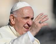 El papa Francisco saluda a los fieles este miércoles a su llegada para dirigir la audiencia