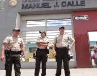Policías en los exteriores de una unidad educativa en Cuenca.