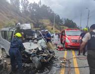 El auto liviano quedó destruido por la fuerza del choque.