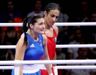 Angela Carini (i) de Italia abandona su pelea en las eliminatorias femeninas de 66 kg contra la argelina Imane Khelif de las competiciones de boxeo en los Juegos Olímpicos de París 2024.