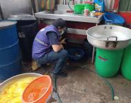 Un técnico de Arcsa inspecciona la cocina de la fábrica.