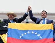 El presidente de Ecuador, Daniel Noboa (d), habla con Edmundo González Urrutia, este martes en el Palacio de Gobierno en Quito (Ecuador).