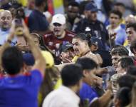 El delantero uruguayo Darwin Núñez pelea con los hinchas colombianos