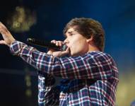 Archivo. Liam Payne en la foto (camisa a cuadros) en 2012 en Glasgow, Escocia, como parte de la gira One Direction después de ganar X Factor en el Reino Unido.