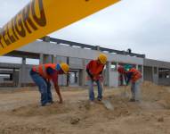 Imagen de archivo. Foto de obreros trabajando en la construcción de una escuela en Guayaquil, en 2022.