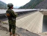 Un militar en la central hidroeléctrica Mazar.