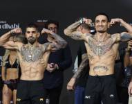 Ilia Topuria (í) y Max Holloway (d) sse enfrentan por el campeonato de peso pluma en UFC 308, en Abu Dhabi.