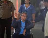 Fotografía de archivo fechada el 4 de enero de 2018 que muestra al expresidente peruano Alberto Fujimori (c), a su salida de la clínica Centenario de Lima (Perú).