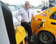 Taxistas hacen filas en las gasolineras autorizadas para distribuir gas licuado de petróleo en Guayaquil.