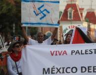 Activistas del Frente Binacional por la Libertad de Palestina, protestan en el puente Internacional Paso del Norte de Ciudad Juárez en Chihuahua (México).