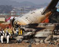 Los bomberos trabajan en los restos del avión Jeju Air en el Aeropuerto Internacional de Muan.