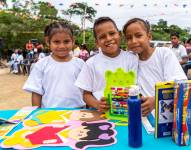 Imagen referencial de niños recibiendo sus útiles en la Comuna Punta de Piedra-22.