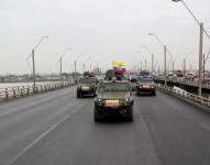 Tanques transitan por el puente de la Unidad Nacional, en Guayaquil.