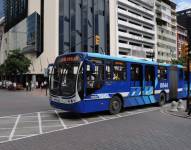 Un bus articulado de la Metrovía circula por su carril exclusivo en el centro de Guayaquil.