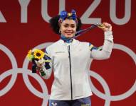 Neisi Dajomes posa con su medalla de oro conseguida en Tokio 202