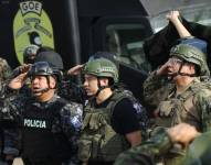 Imagen de Daniel Noboa, junto a policías y militares. Foto de marzo de 2024.