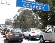 Cientos de autos cruzando el puente de Rumichaca en la frontera con Colombia.