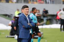 El entrenador de Aucas, Gabriel Pereyra, dirigiendo un partido por la Liga Pro