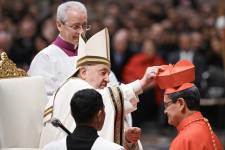 Los nuevos cardenales se arrodillaron ante el papa, quien les entregó el anillo, símbolo de su nuevo compromiso universal con la Iglesia, y el birrete rojo.