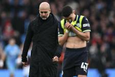 Pep Guardiola lamentando una nueva derrota.