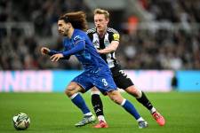 El lateral izquierdo del Chelsea, Marc Cucurella, disputa el balón con Sean Longstaff, jugador del Newcastle por los octavos de final de la Carabao Cup