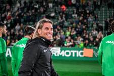 Sebastián Beccacece sonríe después de dirigir un partido en El Elche