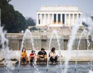 Personas visitan monumentos en Washington mientras se siente la ola de calor en EE.UU.