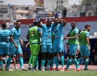 Jugadores de Libertad celebran la victoria a El Nacional por la fecha 13 de la Liga Pro