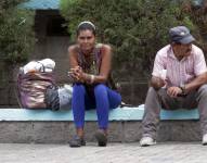 Ciudadanos hondureños descansan en una calle este miércoles en Tegucigalpa (Honduras).