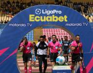 Árbitros ingresando al estadio Olímpico Atahualpa para el partido entre Universidad Católica y Aucas por la fecha 13 de la Liga Pro