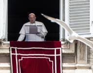 El Papa Francisco preside el rezo del Ángelus desde la ventana de su despacho en el Vaticano