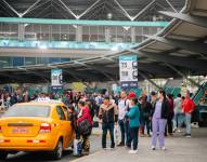 Cientos de personas esperaron sin éxito los buses en la Terminal Terrestre de Guayaquil.