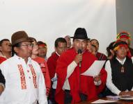 Leonidas Iza, presidente de la Conaie (rojo), durante la reunión con dirigentes del movimiento indígena.