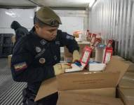 Foto de archivo de policías antinarcóticos buscando drogas en varios contenedores en el Puerto de Guayaquil.