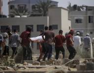 Palestinos llevan el cuerpo de un joven muerto en un ataque aéreo israelí durante una operación militar en Deir Al Balah, en el centro de la Franja de Gaza.