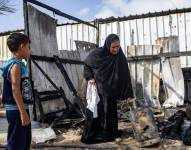 Palestinos observando su casa después del ataque