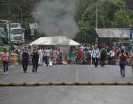 La Troncal Amazónica, principal vía de conexión en la región, permanece bloqueada en varios puntos, lo que ha agravado la situación.