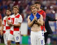 Luka Modric (c), capitán de Croacia, se lamenta por el empate de Italia, que prácticamente elimina a su selección de la Eurocopa.