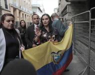 Verónica Abad en los exteriores de la Vicepresidencia en Quito.