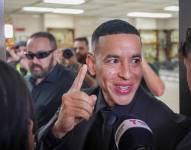 Daddy Yankee llega al Centro Judicial de Puerto Rico el 20 de diciembre de 2024 en San Juan. Daddy Yankee ha afirmado que su ex esposa Mireddys González retiró una suma de 00 millones de dos de sus compañías musicales sin su permiso.