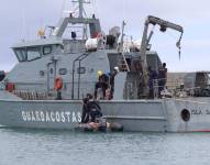 Tres oficiales, nueve tripulantes y otras tres personas iban a bordo de la lancha guardacostas Isla Santa Cruz. Todos fueron rescatados.