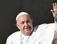 El papa Francisco saluda a los fieles este miércoles en la audiencia general en el Vaticano