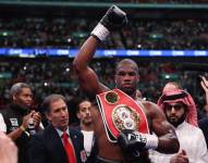 Daniel Dubois celebrando con el título de campeón mundial de peso pesado.