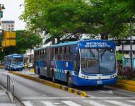 Imagen de un bus articulado de la Metrovía de la Troncal 1, administrado por el consorcio Metroquil.