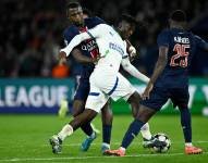 Johan Bakayoko (C) disputa el balón con el ecuatoriano William Pacho (L) por la Champions League