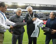 Liga de Quito homenajeó a Jorge Fossati (DT de selección de Perú) y Juan Carlos Oblitas (Director Deportivo de Perú)