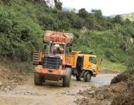 Equipos camineros se despliegan en las diversas provincias para retirar los escombros de las vías.